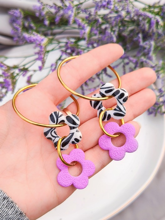 kolczyki z masy plastycznej Kolorowe kolczyki kwiaty, zestaw wesołej wiosennej biżuterii. mały prezent