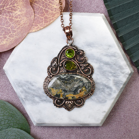 wisiory Miedziany wisiorek wire wrapping z jaspisem i peridotem #481