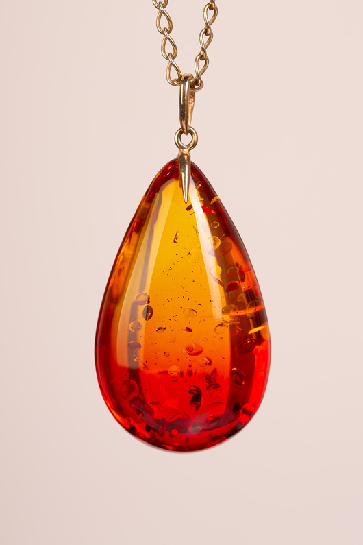 wisiory Złoty wisiorek z bursztynem barwionym