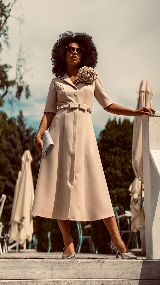 sukienki midi damskie Rozpinana sukienka midi z różą i dwoma paskami - Cappuccino