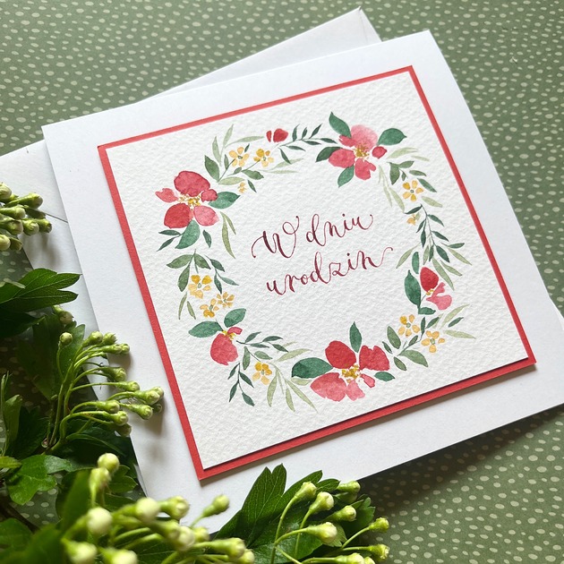 kartki scrapbooking Kartka urodzinowa ręcznie malowana i kaligrafowana z wiankiem