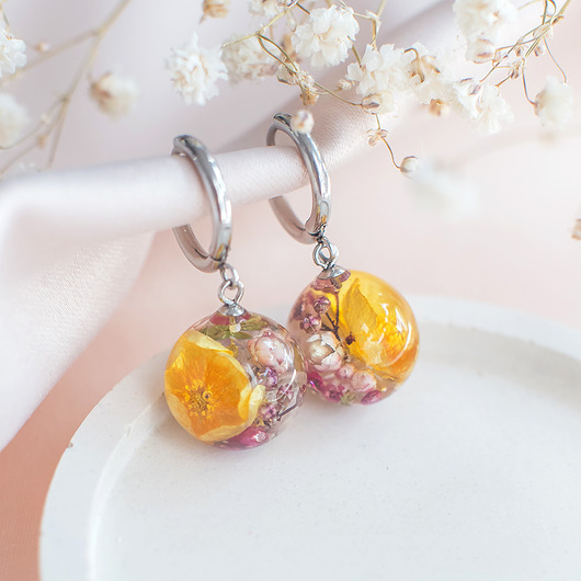 kolczyki z żywicy Kolczyki z kompozycją kwiatową