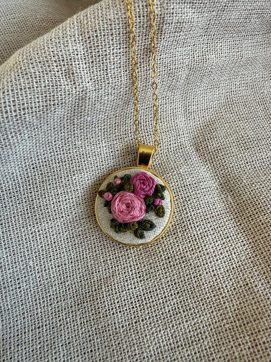 złote naszyjniki Ręcznie wyszywany naszyjnik "Różowe róże"