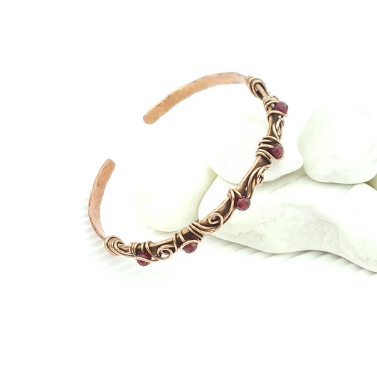 bransoletki wire wrapping Miedziana bransoleta mankietowa z rubinem