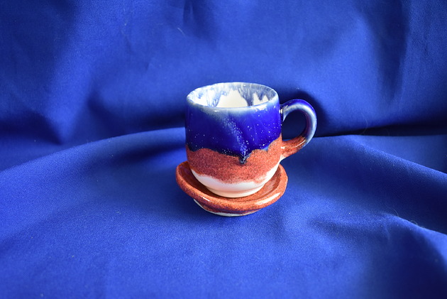 filiżanki Filiżanka ceramiczna niebieska z czerwonym