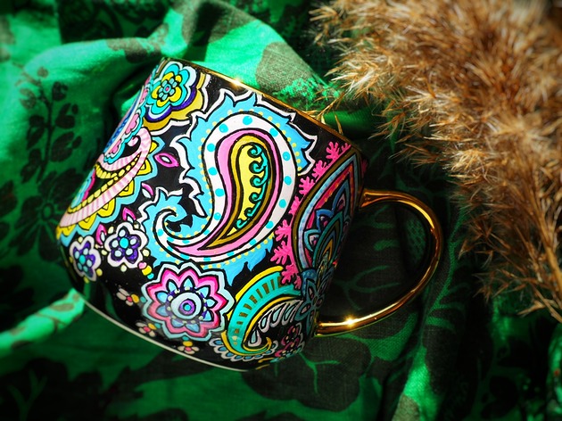 kubki Ręcznie malowany czarny kubek PAISLEY tęcza