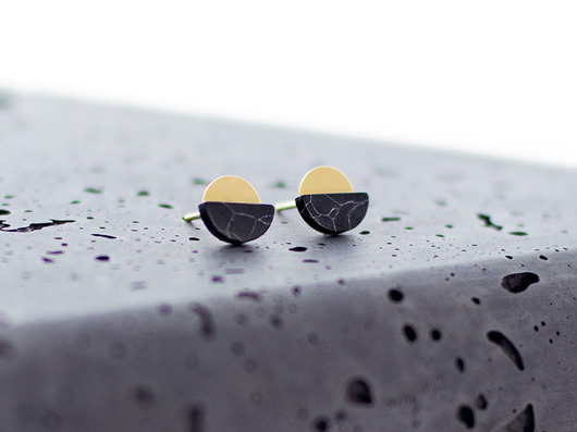 Minimalistyczne sztyfty półksiężyce z howlitu La Femme Jewellery