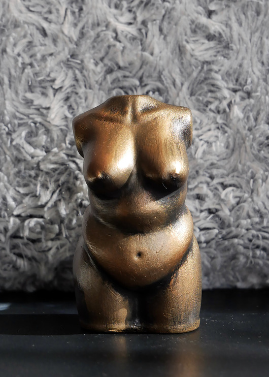 Akcesoria pozostałe Rzeźba Kobieta metaliczne złoto - wys. 9 cm