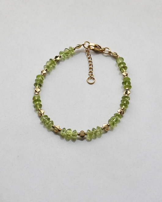 bransoletki z kamieni naturalnych Delikatna zielona bransoletka z oliwinu