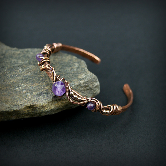 bransoletki wire wrapping Miedziana bransoleta mankietowa z ametystem