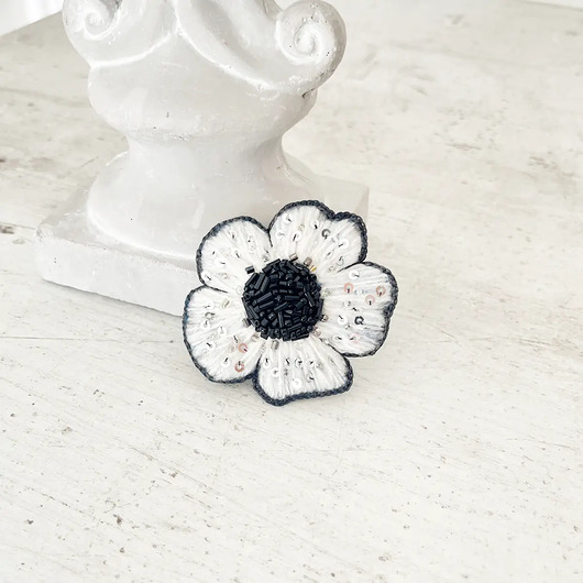 broszki Broszka KWIAT 20 ręcznie haftowana przypinka z koralikami