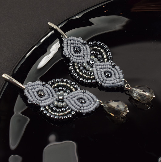 kolczyki - inne Długie szare kolczyki z koralików - eleganckie, wieczorowe