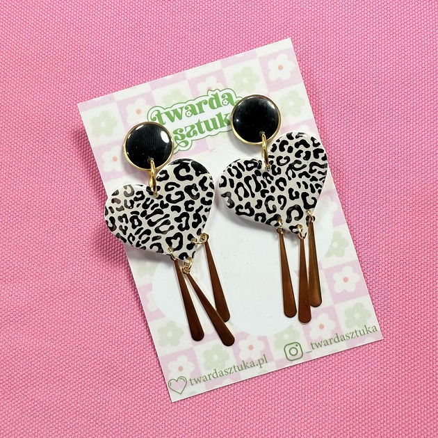 kolczyki - inne Kolczyki serduszka w panterę ze złotymi akcentami
