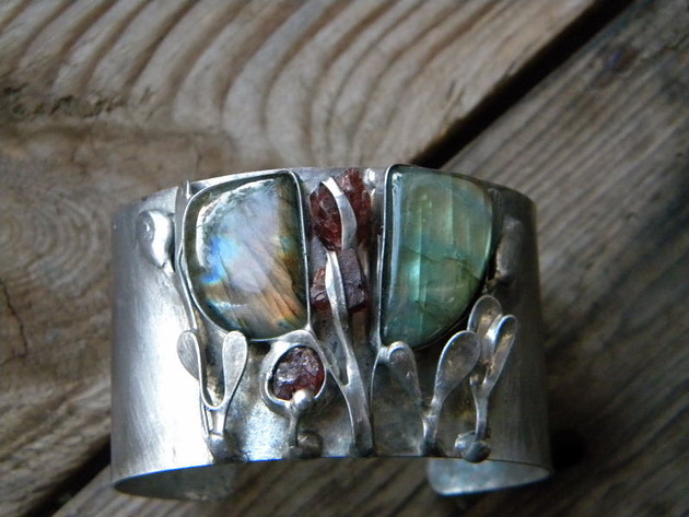bransoletki z kamieni naturalnych Labradoryt - roślina   - BRANSOLETA MANKIET  CUFF