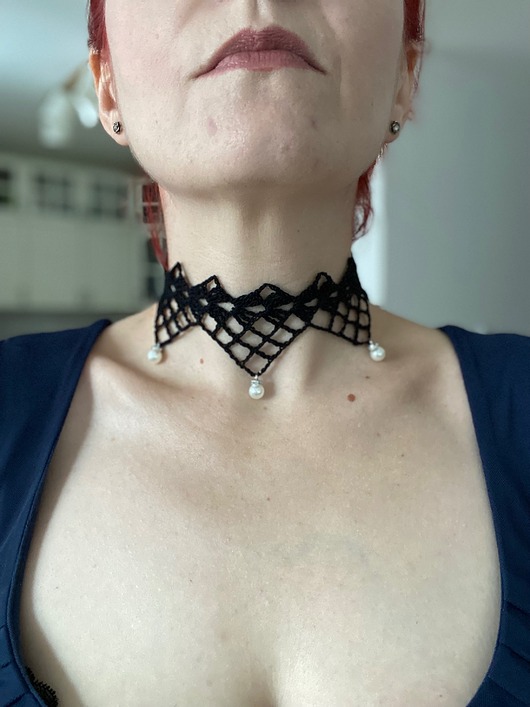 chokery Choker koronkowy czarny z perłami
