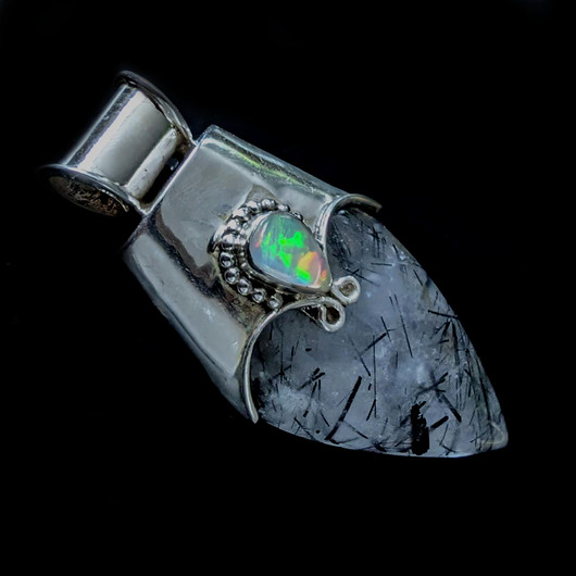 wisiory Kwarc z turmalinem i opal