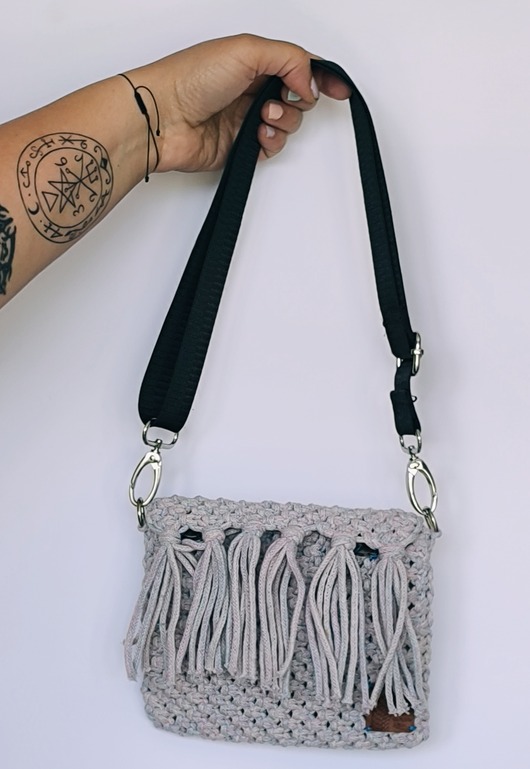 saszetka nerka Nerka saszetka z frędzlami pastelowe kolory ze sznurka