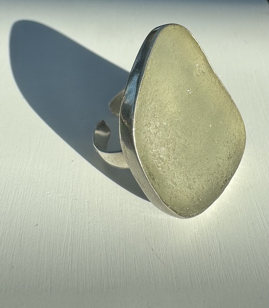 pierścionki srebrne Srebrny pierścionek regulowany ze szkłem morskim