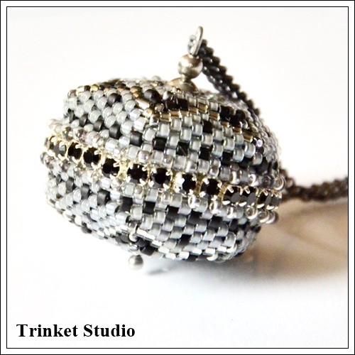 Świat Dysku - Kula szpiegula wisior szary Trinket Studio