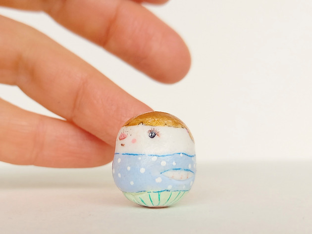 figurki i rzeźby Miniaturowa Figurka Złotowłosego Chłopca