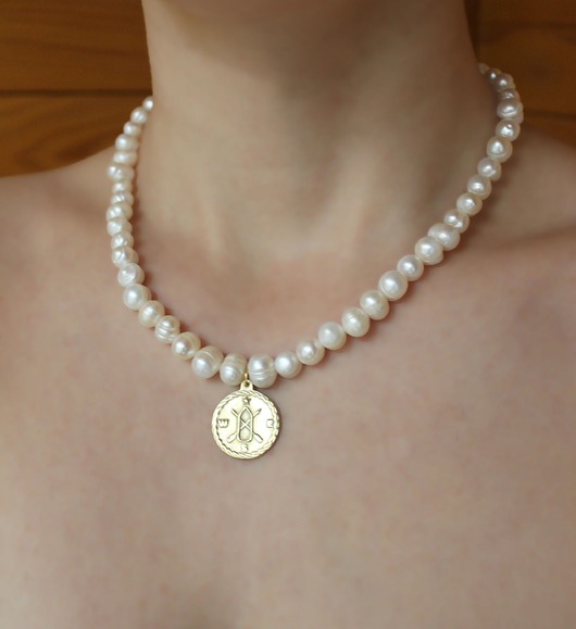 korale Perłowy Naszyjnik z Medalikiem "Niezależność"