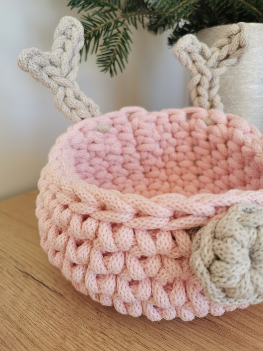 dekoracje świąteczne Koszyk renifer Rudolf różowy