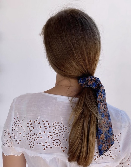 gumki do włosów Gumka do włosów scrunchie Louise z odwiązywaną szarfą