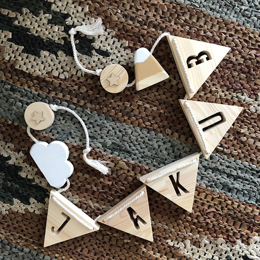 karuzele i girlandy do łóżeczka Podświetlana girlanda z drewna - personalizowana - chmurka i góra