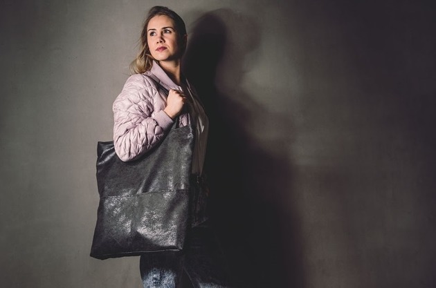 Grafitowa zamszowa torebka shopper Karolina Audycka
