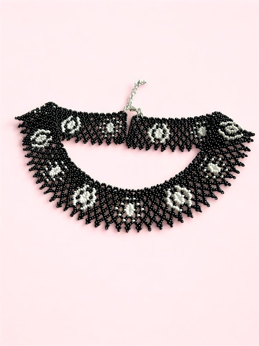 kolie Kolia koralikowa czarno-biała z ornamentem naszyjnik rękodzieło