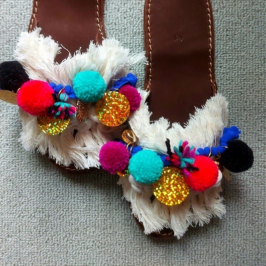buty różne Kololorowe klapki  w stylu boho, pompony i chwosty!