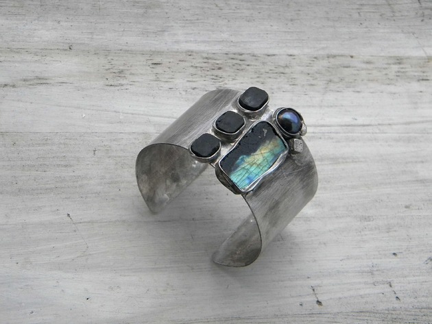 bransoletki wire wrapping Surowy labradoryt z perłą    - BRANSOLETA MANKIET - CUFF
