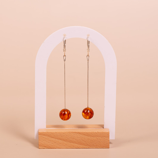 kolczyki srebrne Kolczyki srebrne wiszące z bursztynową kulką