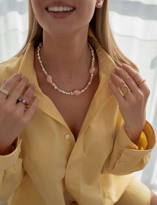 kolczyki pozłacane Srebrny naszyjnik z hematytu i pastelowych muszelek