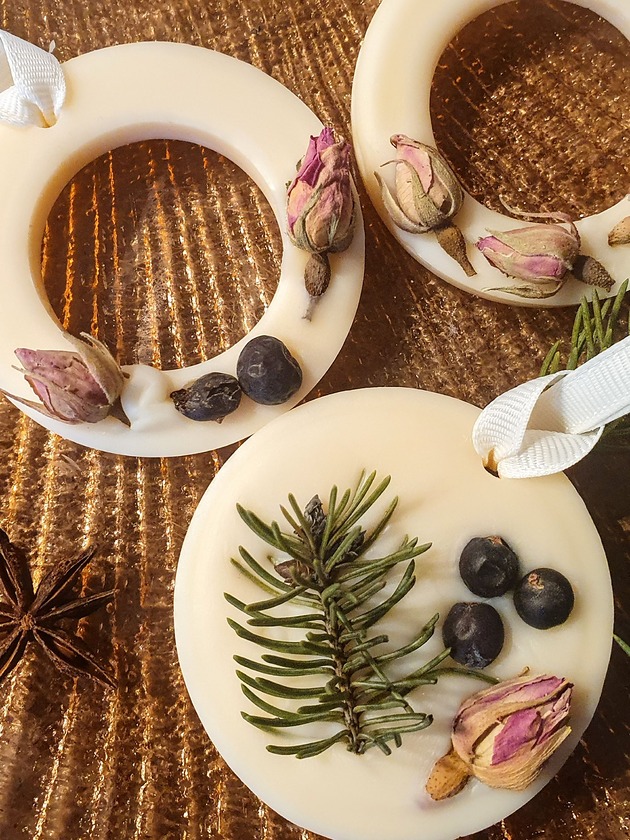 zapachy - inne Zestaw trzech zawieszek do szafy lub na choinkę z wosku sojowego