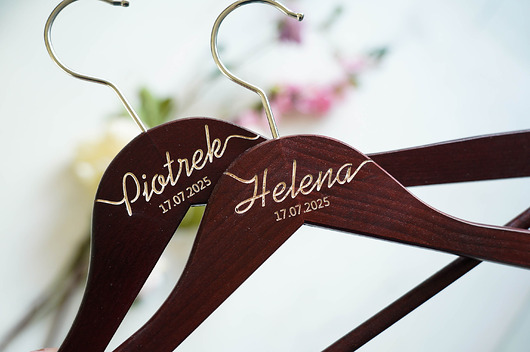 dodatki ślubne ZESTAW 2 WIESZAKÓW ŚLUBNYCH, wykonany z litego drewna bukowego