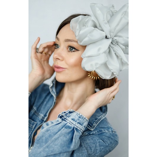 broszki Jasnoszara broszka, spinka kwiat