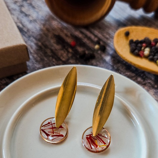 kolczyki z żywicy Długie kolczyki z szafranem