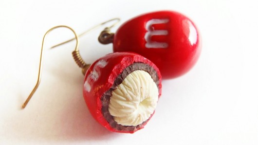 czerwone m&m , jeden cały jeden nadgryziony Piecuchowo