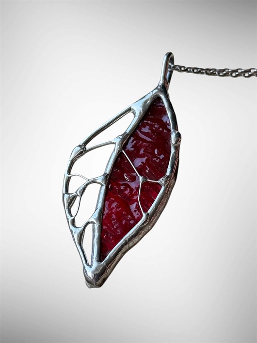 wisiory Szklany wisiorek na łańcuszku Naszyjnik Witraż  Listek Czerwony