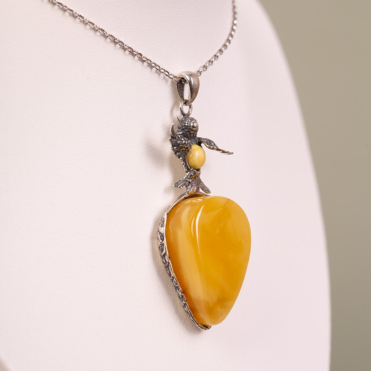 wisiory Wisiorek srebrny ptaszek z bursztynem bałtyckim