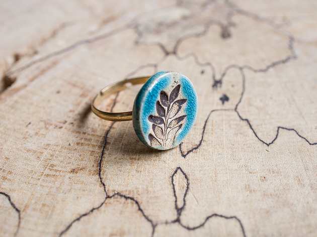 pierścionki - różne Pierścionek z ceramicznym oczkiem