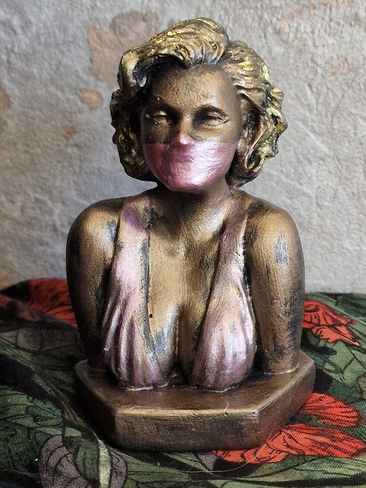 figurki i rzeźby Rzeźba Marilyn w maseczce wys. 9,8 cm