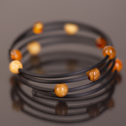 bransoletki - inne Bransoletka sprężynka z bursztynami