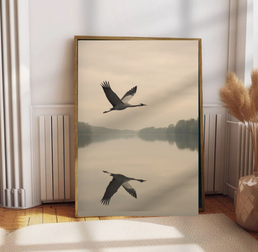 fotografia PLAKAT żuraw nad jeziorem, ptak w locie, zdjęcie natury,