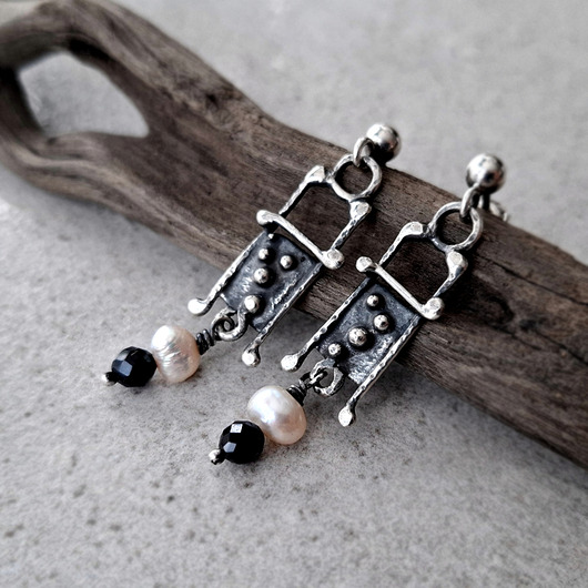 kolczyki srebrne Lunary srebrne kolczyki ze spinelem i perłą