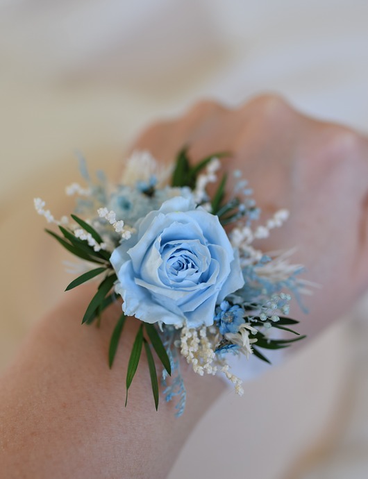 komunia - pozostałe Korsarz komunijny na rękę z błękitną różą, ozdoba na świecę