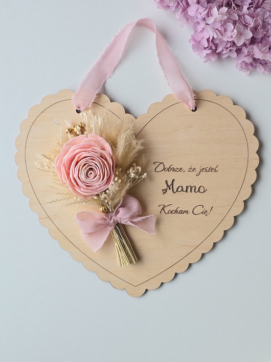Ozdoby na ścianę Prezent na Dzień Mamy - drewniane serce z grawerem i kwiatami