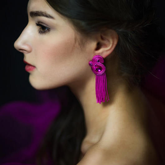 Fuksjowe kolczyki soutache z frędzlami Mró Soutache