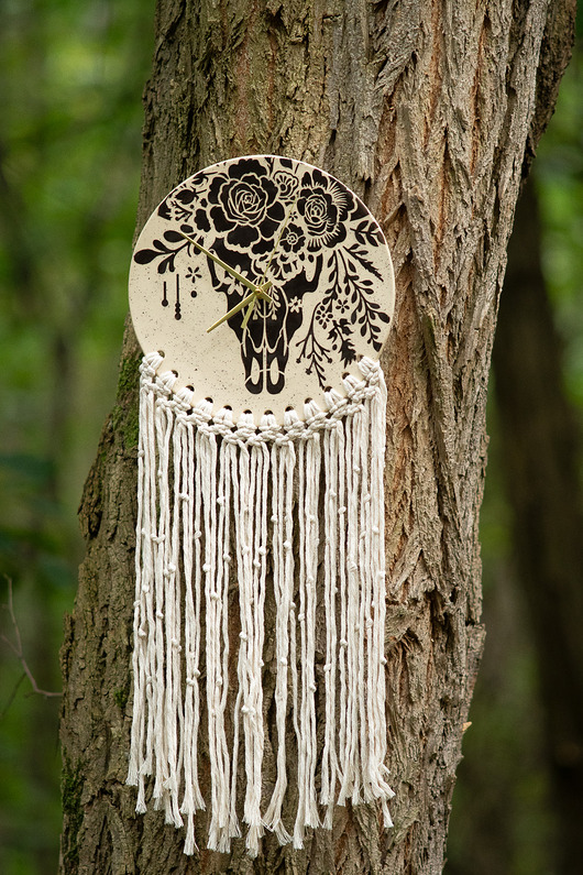 zegary Ceramiczny zegar ścienny z makramą handmade z motywem czaszki i kwiatów